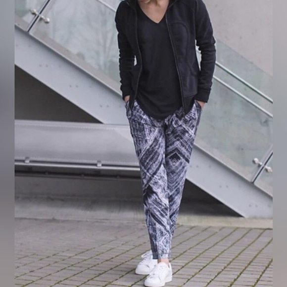 Lululemon Namaskar Jogger – Heat Wave Print (Black/White) – Size 8 - Picture 1 of 3